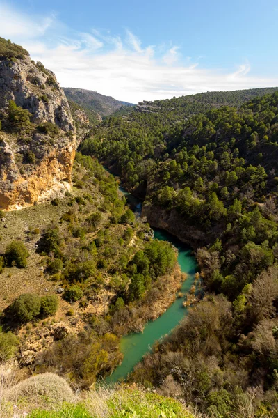 Júcar lugn flod, löper från djupa bergen i Cuenca, Spanien — Stockfoto