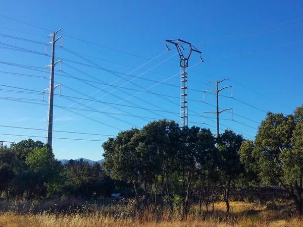フィールドの電気モダンなタワー — ストック写真