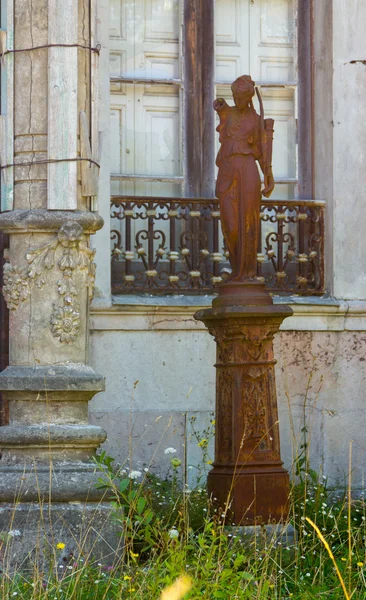 여자의 녹슨 오래 된 동상 — 스톡 사진