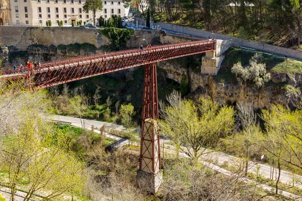 クエンカ、スペインの街で有名な鉄の歩道橋 — ストック写真