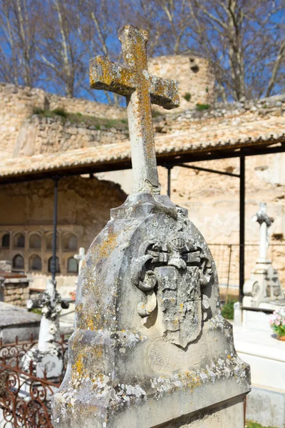 Velha cruz esculpida em pedra em uma sepultura — Fotografia de Stock