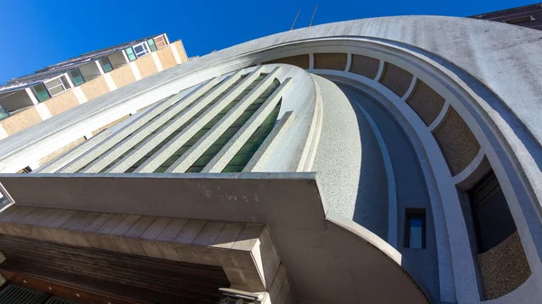 Edifício moderno que abriga uma cidade grande — Fotografia de Stock