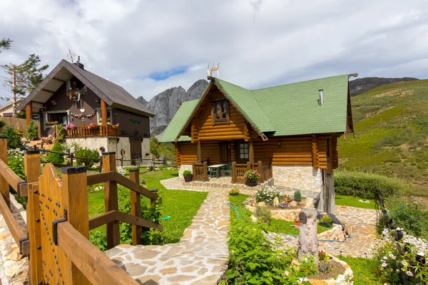 Belas casas em altas montanhas durante o verão — Fotografia de Stock