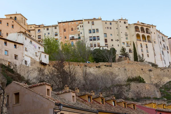 Case tipiche lungo il precipizio della città di Cuenca, Spagna — Foto Stock