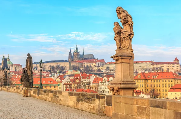 Uitzicht op de Praagse burcht van Charles Bridge — Stockfoto