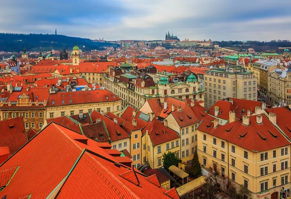 Traditionella röda hustaken i Prag — Stockfoto