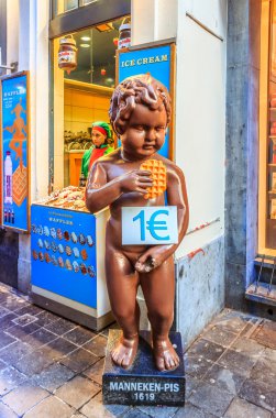 Brüksel'deki çikolata Manneken Pis heykeli