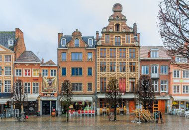 Old Market Leuven meydanda güzel bina satır