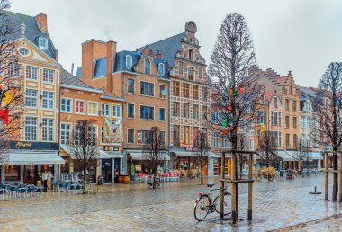 Old Market Leuven meydanda güzel bina satır