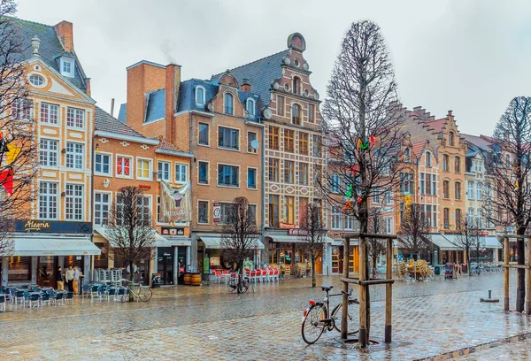 Rij van prachtige gebouwen op oude marktplein in Leuven — Stockfoto
