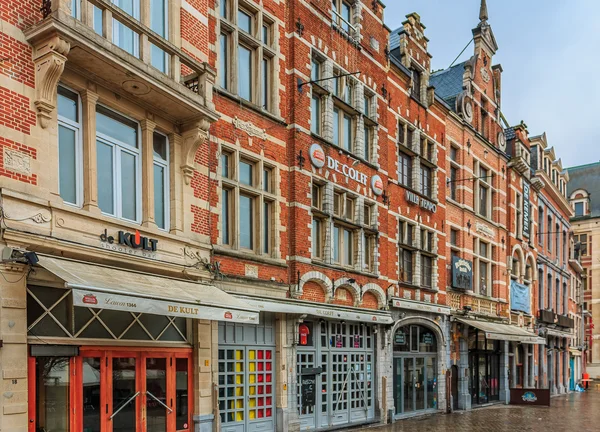 Rij van prachtige gebouwen op oude marktplein in Leuven — Stockfoto