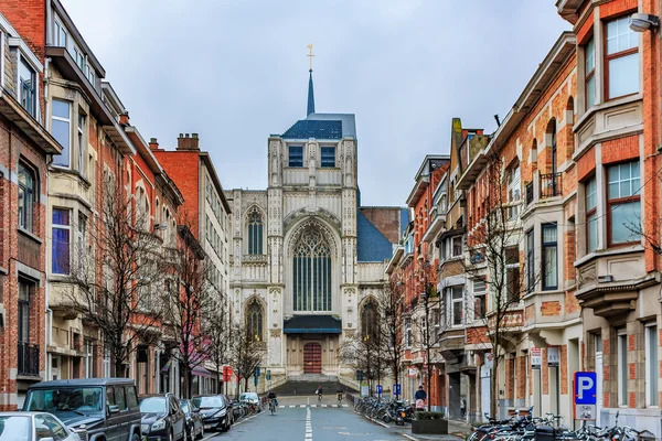 Oude bakstenen huizen en kerk in Leuven — Stockfoto