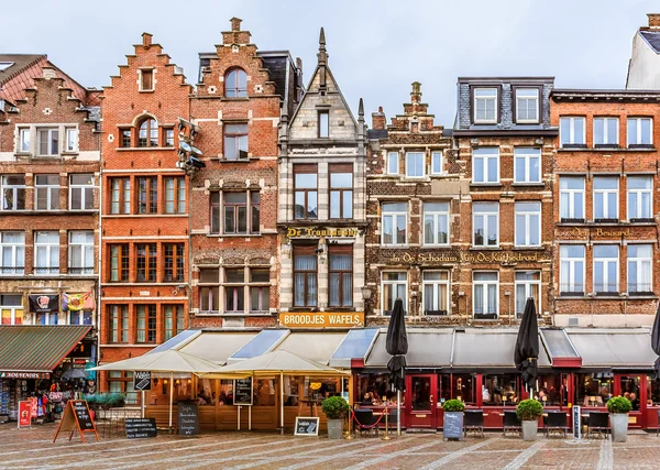 Antuérpia paisagem urbana com casas de tijolos tradicionais — Fotografia de Stock