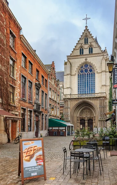 Restaurants en bakstenen huizen in Antwerpen — Stockfoto