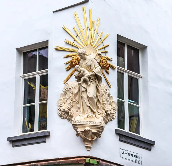 Virgin Mary and baby Jesus statue in Antwerp — Stock Photo, Image