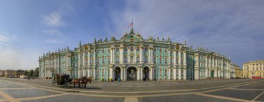 Kış Sarayı Hermitage Panoraması, Saray Meydanı turistleri bekleyen bir at arabasıyla, Saint Petersburg, Rusya