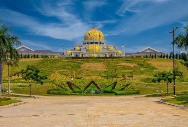 Kuala Lumpur, Malezya - 16 Ağustos 2013: New Royal Palace Istana Negara Ulusal Sarayı