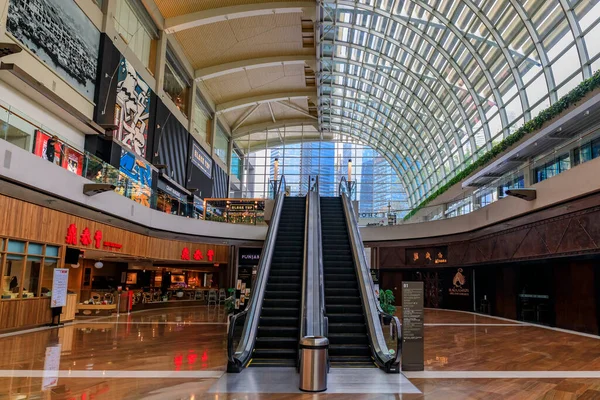 Innenraum der Luxus-Shoppes in Marina Bay Sands, einem Flaggschiff-Einkaufszentrum mit gehobenen Restaurants und Geschäften in Singapur — Stockfoto