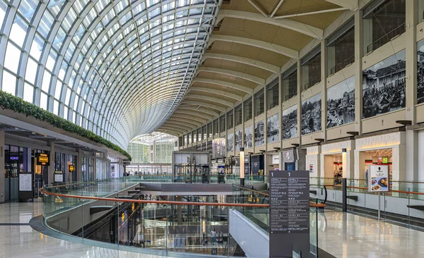 Interno dei negozi di lusso a Marina Bay Sands, centro commerciale di punta con ristoranti e negozi di lusso a Singapore — Foto Stock