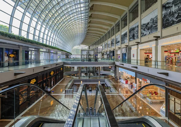 Interno dei negozi di lusso a Marina Bay Sands, centro commerciale di punta con ristoranti e negozi di lusso a Singapore — Foto Stock