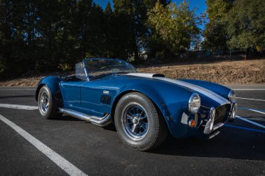 Klasik nadir Amerikan kaslı arabası, Placerville CA 'da mavi Ford Shelby Cobra 427.