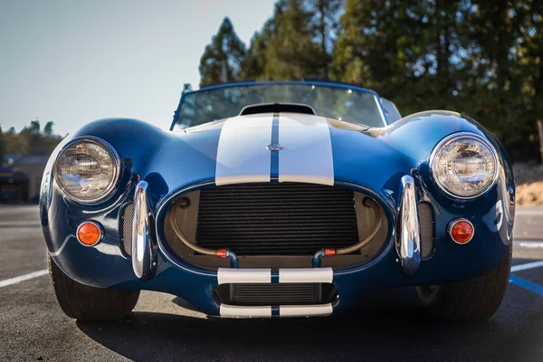 Классический редкий американский мышечный автомобиль, синий Ford Shelby Cobra 427 в Placerville CA — стоковое фото