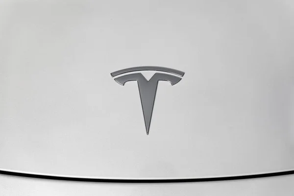 Nahaufnahme des Tesla-Logos auf dem Elektroauto Model 3 Performance AWD in Perlweiß — Stockfoto