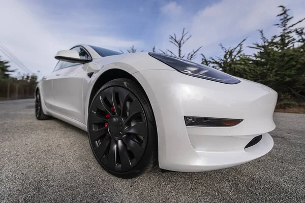 샌프란시스코 근처에 있는 진 백색 전기 테슬라 모델 3 성능 자동차 — 스톡 사진