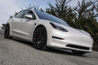 San Francisco yakınlarındaki İnci beyazı elektrikli Tesla Model 3 performans arabası
