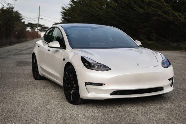 San Francisco yakınlarındaki İnci beyazı elektrikli Tesla Model 3 performans arabası