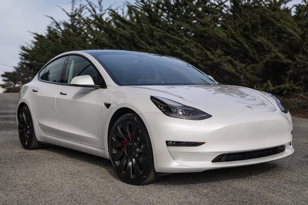 Pearl vit elektrisk Tesla Modell 3 prestanda bil nära San Francisco Kalifornien — Stockfoto