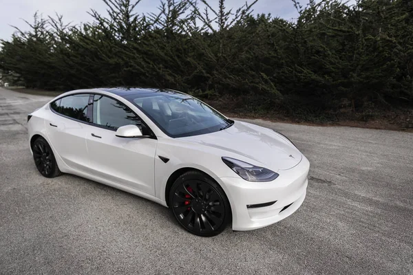 Pearl vit elektrisk Tesla Modell 3 prestanda bil nära San Francisco Kalifornien — Stockfoto