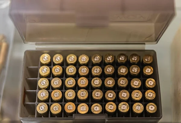 Afgevuurd messing geweer 300 Blackout patronen tentoongesteld in een wapenwinkel, munitie tekort in Californië — Stockfoto