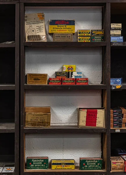 Vintage shotgun shells cartridge boxes by Remington, Winchester and other ammunition manufacturers at a gun shop — Stock Photo, Image
