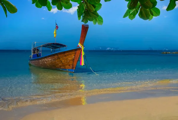 Barcos de cola larga en una playa en Tailandia — Foto de Stock