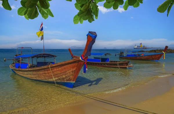 Barche a coda lunga su una spiaggia in Thailandia — Foto Stock