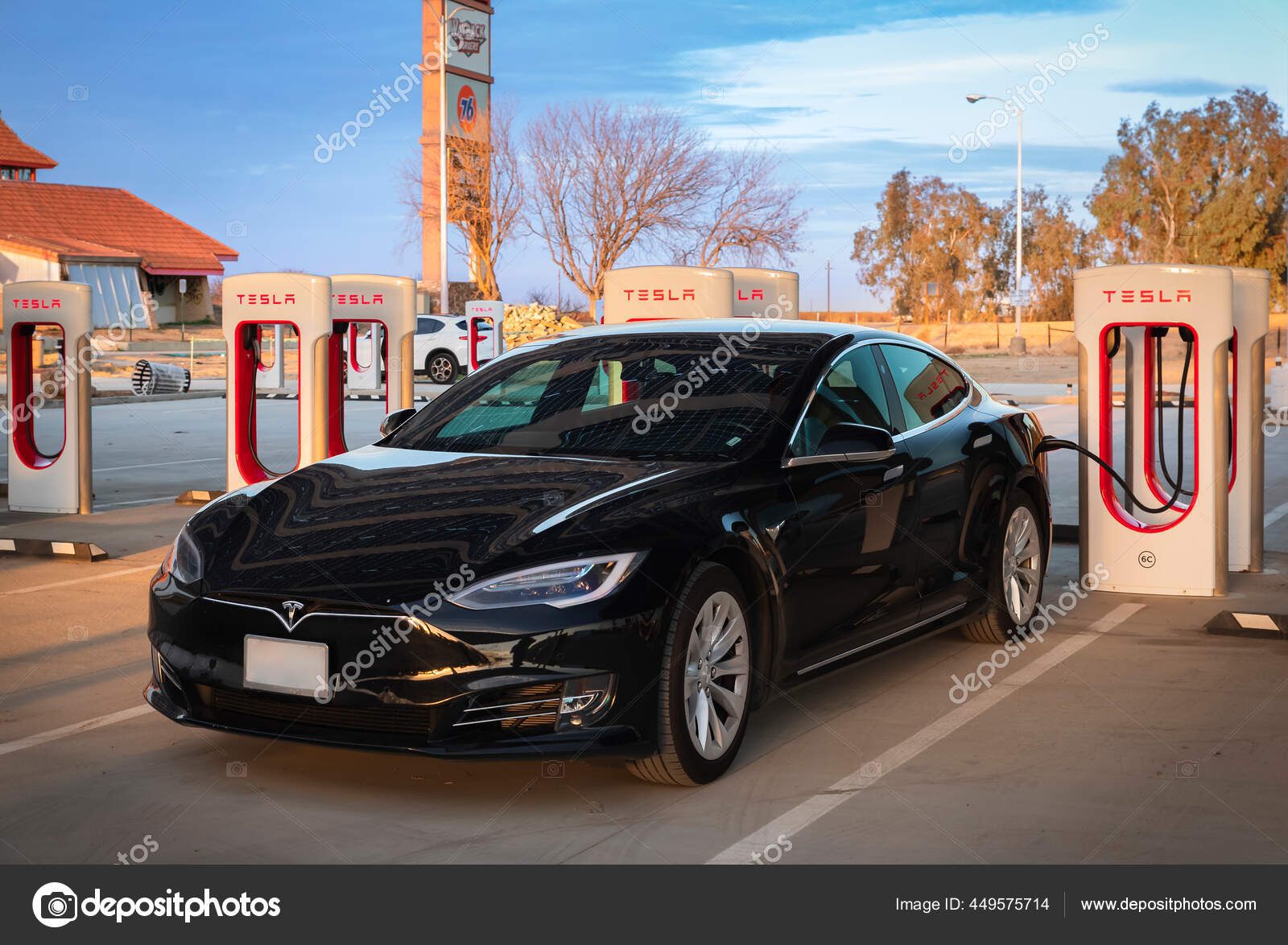 mooi knoflook Lao Black electric luxury Tesla Model S performance car at a supercharger –  Stock Editorial Photo © SvetlanaSF #449575714