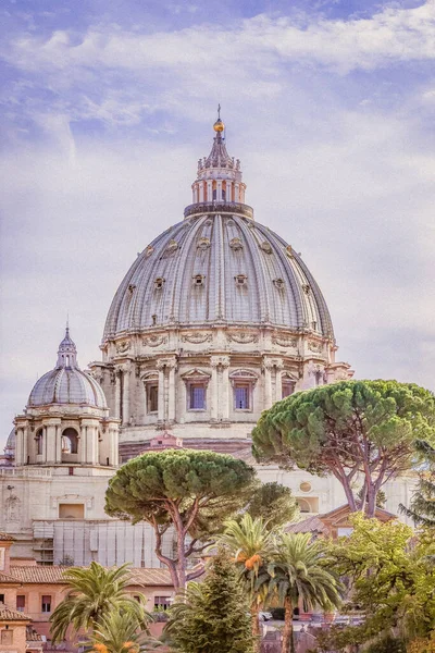 Kilátás a Szent Péter-bazilika kupolájára, a San Pietro bazilika Vatikánban — Stock Fotó