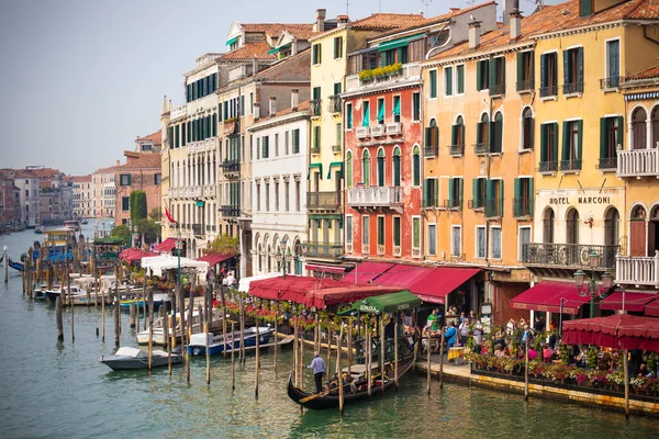 Gondoles le long des bâtiments sur le Grand Canal de Venise Italie — Photo