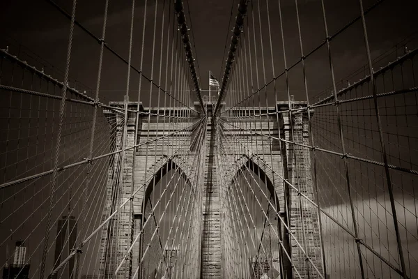 Detailní záběr na kamenné věže Brooklynského mostu v New Yorku USA Stock Fotografie