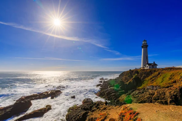 Pigeon Point Vuurtoren aan de kust van de Stille Oceaan van Noord-Californië met een artistieke zonnevlam — Stockfoto