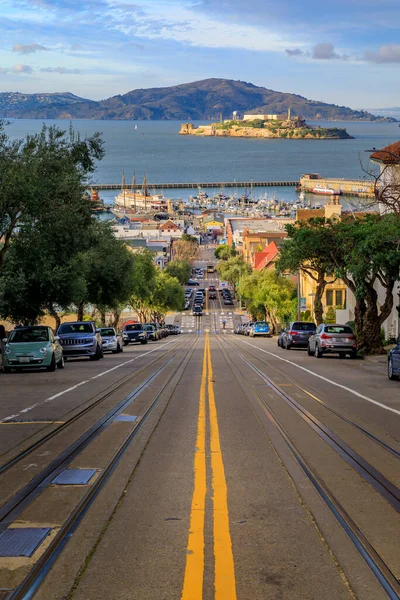 有名なアルカトラズ島を背景に、ハイドストリートの上に象徴的なケーブルカートラックカリフォルニア州サンフランシスコ米国 — ストック写真