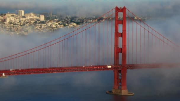 Voor het rollen over de Golden Gate Bridge en de skyline van San Francisco — Stockvideo