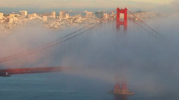 Voor het rollen over de Golden Gate Bridge en de skyline van San Francisco — Stockvideo