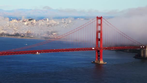 Para rolar sobre a Golden Gate Bridge e o horizonte da cidade de São Francisco — Vídeo de Stock