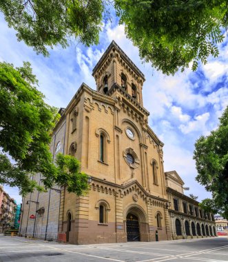 İspanya Pamplona 'da San Fermin heykeli ile Iglesia de San Lorenzo Kilisesi