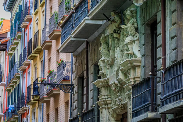 Coloridas fachadas de casa en Pamplona España, ciudad famosa por correr toros —  Fotos de Stock