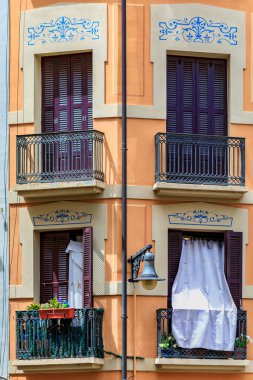 Pamplona İspanya 'da renkli ev cephesi, boğa koşusuyla ünlü bir şehir.