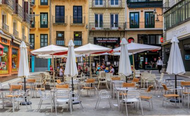 İspanya 'nın Pamplona kentindeki Plaza' daki Kafeler boğaların koşusuyla meşhurdur.