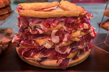 Serrano iberico jambonlu sandviçler. Pamplona İspanya 'da yerel bir dükkanda.